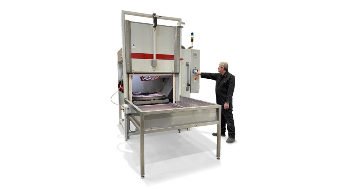 Vapormatt Cougar+ automatic wet blasting machine with auto. door and load end