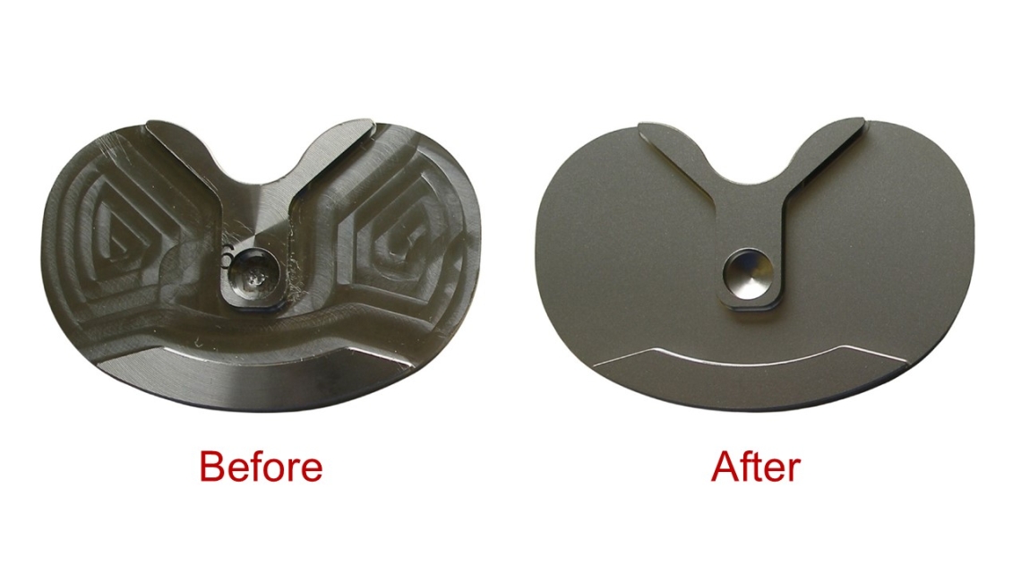 Knee implant before and after wet blasting
