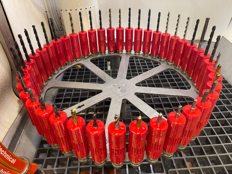 Round shank tools in satellites in the Vapormatt Puma + Vertical wet blasting machine