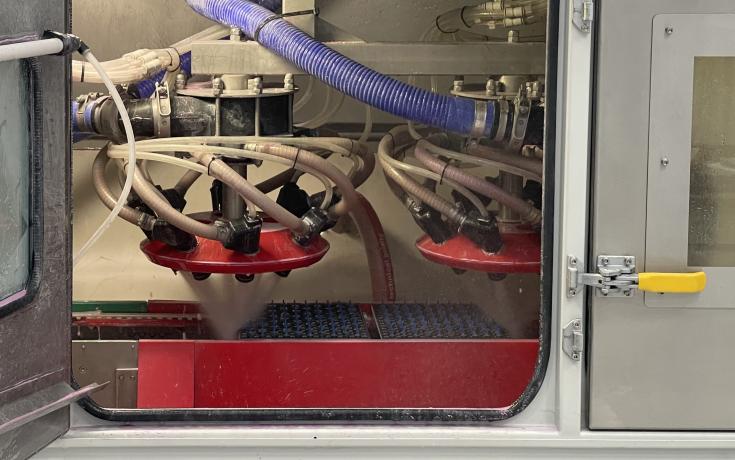Blast guns in a Vapormatt Tiger automatic wet blasting machine