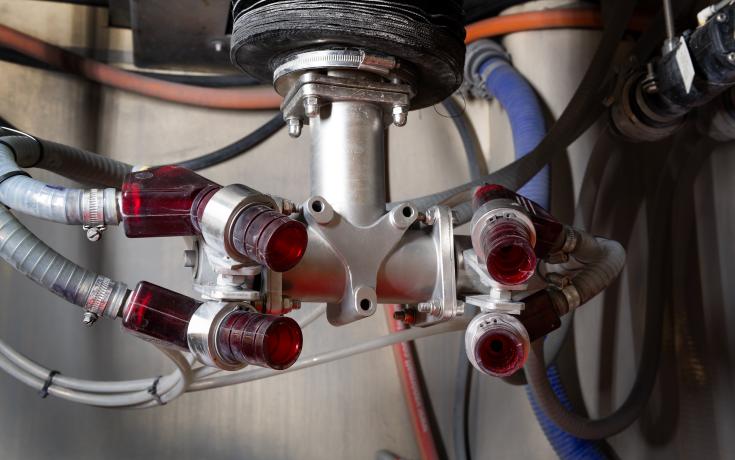 Blast guns in a Vapormatt Sabre automatic wet blasting machine