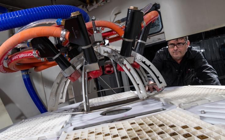 Vapormatt Cougar+ automatic wet blasting machine interior