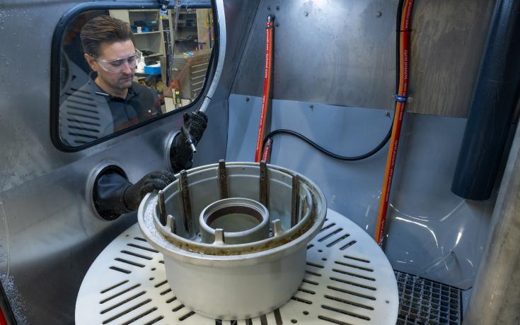 Inside the Vapormatt PumaXL manual wet blasting machine