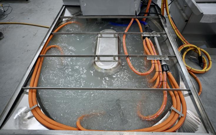The patented doughnut sump of a Vapormatt Leopard Sump manual wet blasting machine