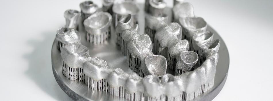 Additive manufactured dental crowns
