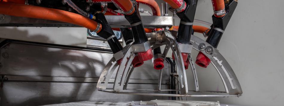 Automated wet blast gun head from a Vapormatt Cougar+ automatic wet blasting machine