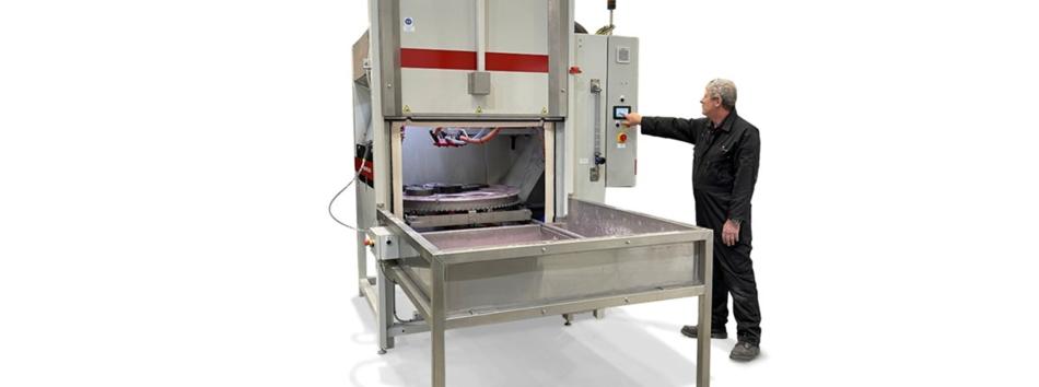 Vapormatt Cougar+ automatic wet blasting machine with single load end