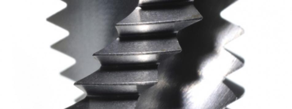 Edge honing of cutting tools, wet blasting