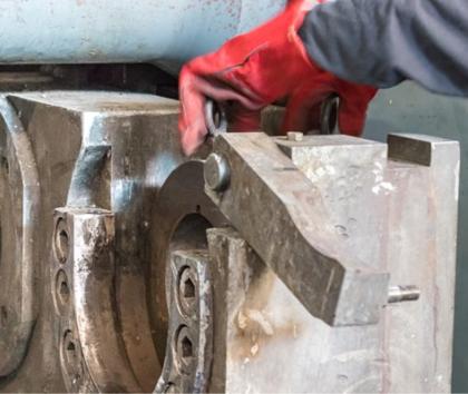 Vapor blasting aluminium extrusion dies for nitriding