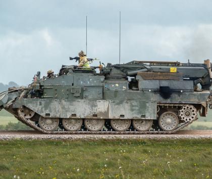 Tank repair vehicle