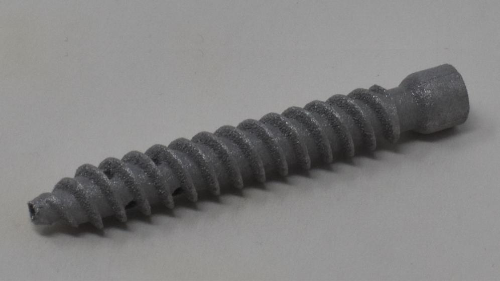 Additive manufactured screw before wet blasting