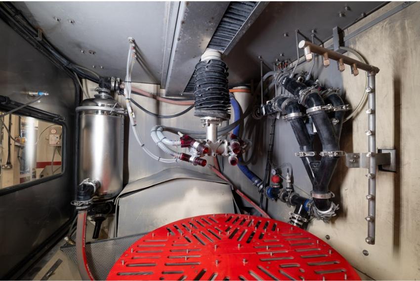 Vapormatt Sabre automatic wet blasting machine - Inside wet blasting cabinet without component