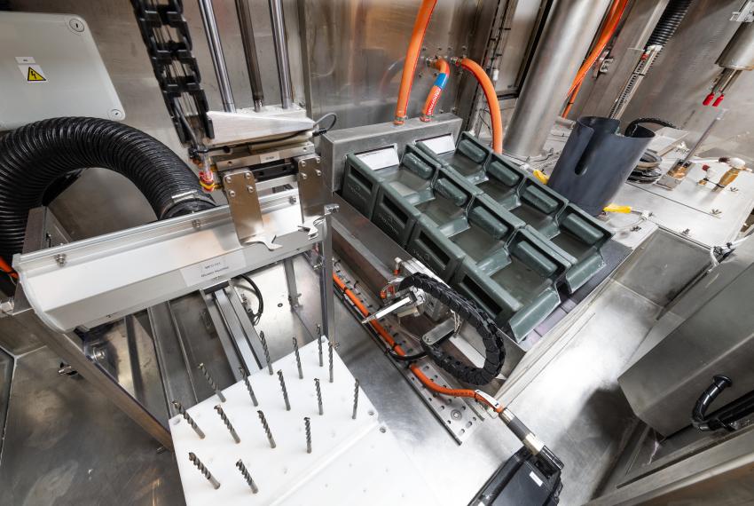 Vapormatt Oncilla automatic wet blasting machine - interior view