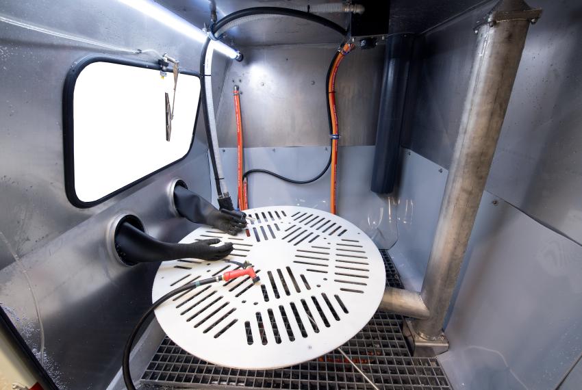 Vapormatt Puma XL cabinet interior image with gloves blast gun and rinse gun
