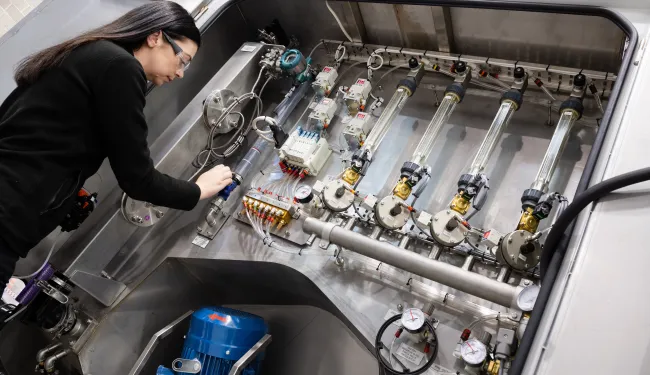 Air pressure control of a Vapormatt wet blasting machine
