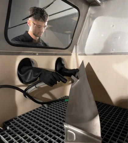 Processing a fan blade in the Vapormatt Puma manual wet blasting machine
