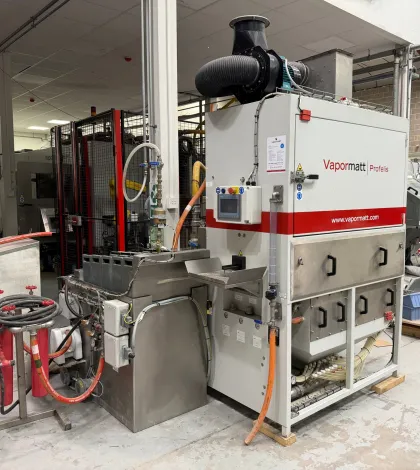 Vapormatt Profelis FR automatic wet blasting machine front left view in factory