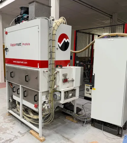 Vapormatt Profelis FR automatic wet blasting machine front right hand view in factory