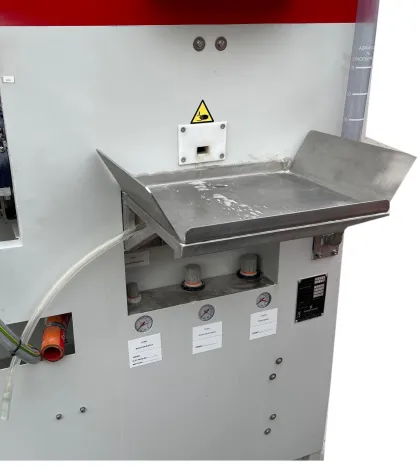Vapormatt Profelis FR automatic wet blasting machine outfeed tray where cleaned sharpened files are uploaded