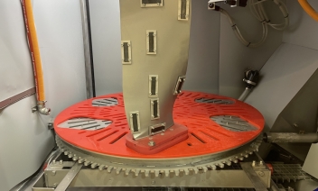 Fan blade fitted with Almen strips inside a Vapormatt Cougar+ vertical wet blasting machine Fan blade fitted with Almen strips inside a Vapormatt Cougar+ vertical wet blasting machine
