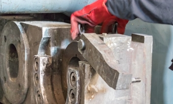 Vapor blasting aluminium extrusion dies for nitriding