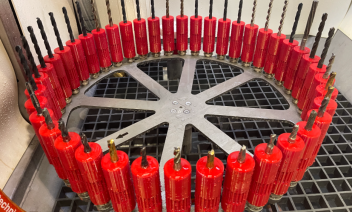 Round shank tools in satellites in the Vapormatt Puma + Vertical wet blasting machine