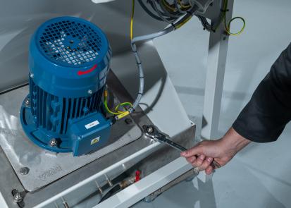 Wet blasting machine maintenance